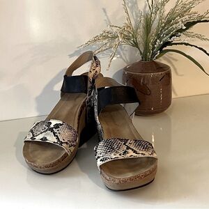 🛍️PIERRE DUMAS Snake skin and black platform‎ sandal size 9.